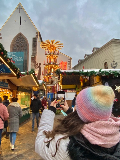 Basilea en Navidad - Pirámide del mercado de Barfüsserplatz