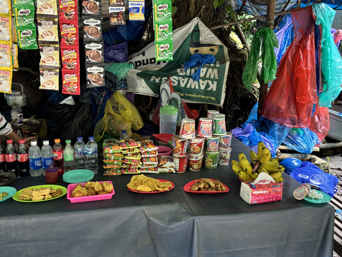 Madakaripura - tiendas locales que venden ponchos, snacks y bebidas