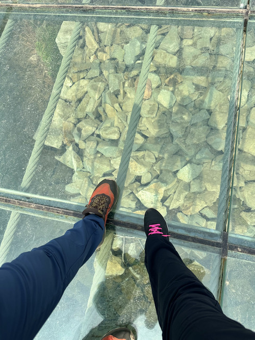 Visitar la Gran Muralla de Huanghuacheng: cómo ir y qué hacer - puente de cristal 