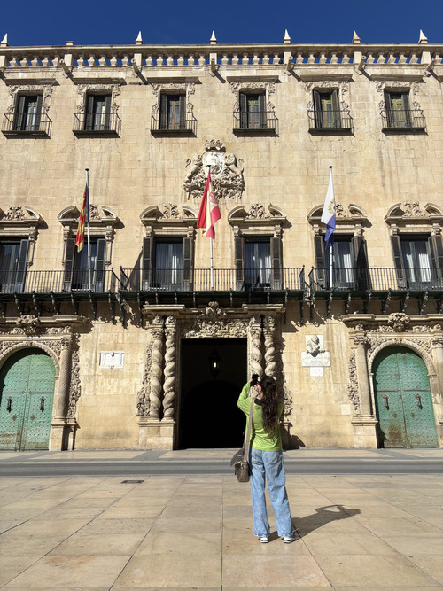 Qué ver en Alicante en un día - fachada de la Casa Consistorial
