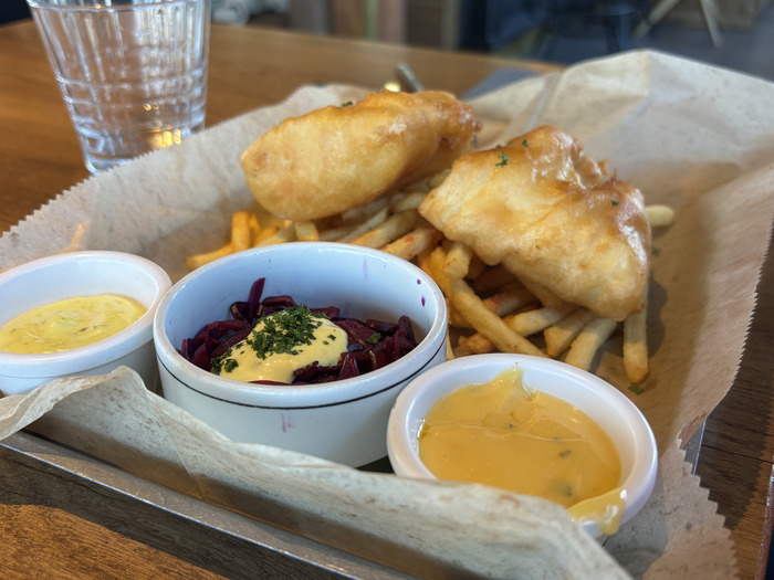 Dónde comer en Reikiavik - plato de fish and chips en Kaffivagninn